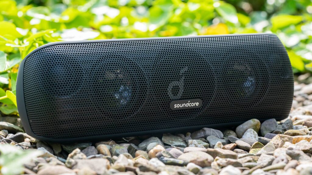 Традиционно акустическая колонка Soundcore входит в рейтинг лучших аудиосистем для дома и отдыха на природе