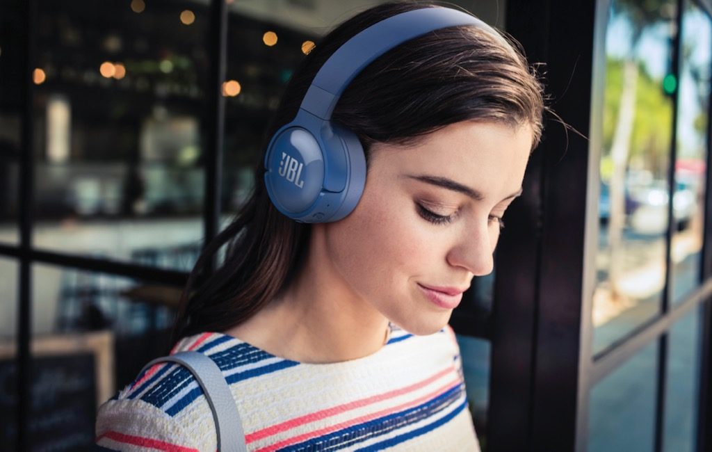 накладные наушники полностью закрывают ухо