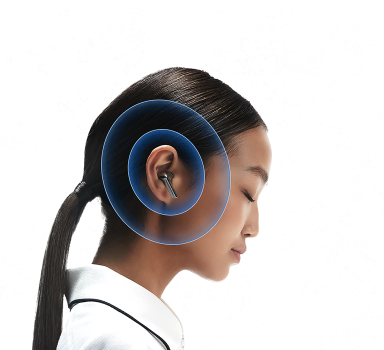 девушка в беспроводных наушников Samsung