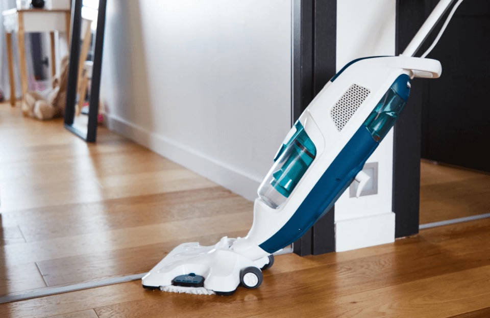 уборка с помощью вертикального моющего пылесоса tefal