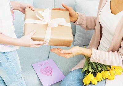 Что подарить маме на День матери: 15 идей — гаджеты, уют, подарки своими руками и впечатления